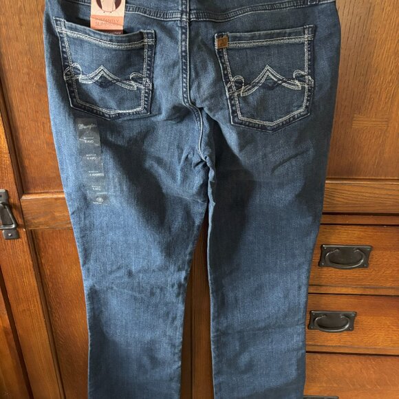 Discount Shipping NWT, Women's Aura Bootcut Jean by Wrangler.   Size 6 - Picture 2 of 3